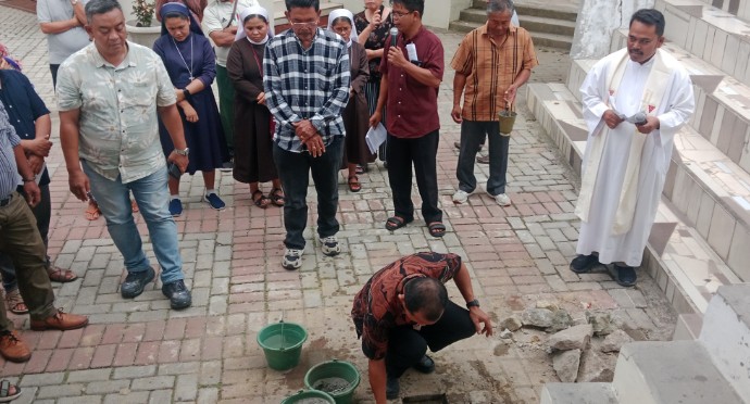 Wakil Ketua DPRD Pematangsiantar Ir. Daud Simanjuntak, MM Meletakkan Batu Pertama Tanda di Mulainya Pembangunan Gua Maria Gereja Paroki Jalan Bali.