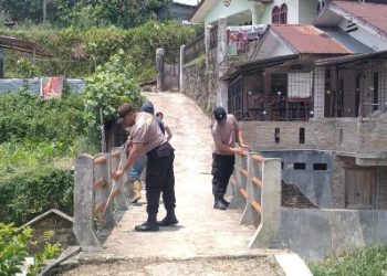 Polsek Siantar Selatan Laksanakan Pembersihan Jembatan Losung Aek.