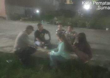 Tindak Lanjuti CC 110, Polsek Siantar Marihat Cek TKP Laporan Keributan di Jalan Melanthon Siregar.