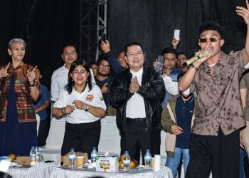 Walikota Pematangsiantar Wesly Silalahi, SH, MKn Ikut Berjoged Ria Bersama Dengan Masyarakat Pematangsiantar Menikmati Lagu - Lagu Artis di Hari Jadi Kota Pematangsiantar Yang Ke - 155.