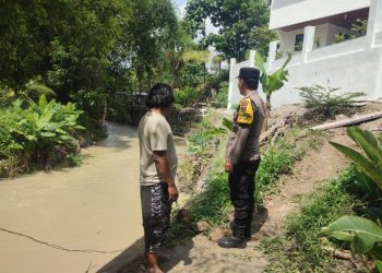 Antisipasi Banjir,Bhabinkamtibmas Polsek Siantar Martoba Cek Debit Air Sungai Sibatu Batu.