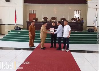 Wakil Ketua DPRD Pematangsiantar Ir. Daud Simanjuntak, MM Serahkan Hasil Rapat Paripurna 2 Ranperda ke Wali kota Pematangsiantar.