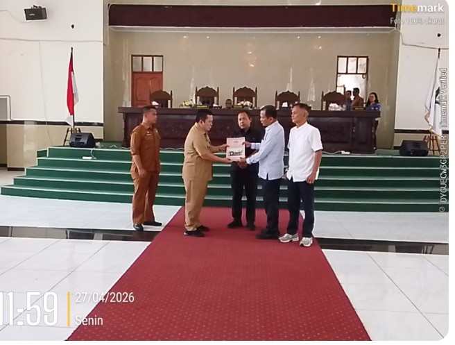 Wakil Ketua DPRD Pematangsiantar Ir. Daud Simanjuntak, MM Serahkan Hasil Rapat Paripurna 2 Ranperda ke Wali kota Pematangsiantar.