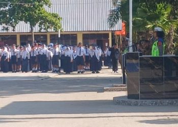 Edukasi Tertib Berlalulintas, Sat Lantas Polres Pematangsiantar Pembina Upacara Bendera di SMP N. 2.