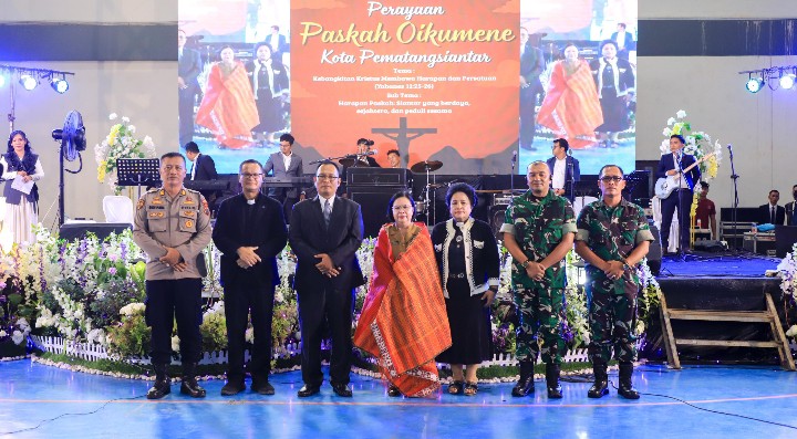 Wali Kota Pematangsiantar Wesly Silalahi, SH, MKn diwakili Staf Ahli Bidang Pemerintahan Dra. Happy Oikumenis Daely Hadiri & Sampaikan Pesan Kedamaian dan kebersamaan di Perayaan Paskah Oikumene Kota Pematangsiantar Tahun 2026.