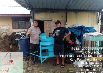 Dukung Ketapang, Bhabinkamtibmas Polsek Siantar Marihat Serahkan Treser Kepada Petani Binaan.