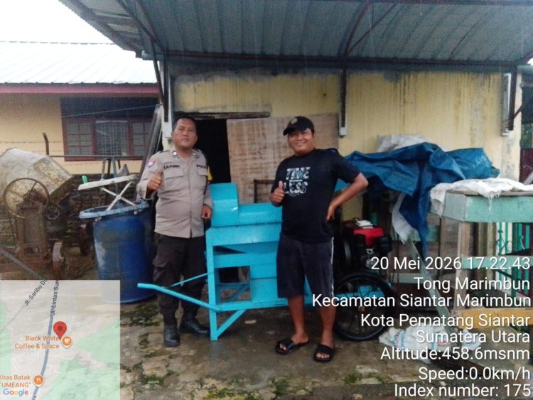 Dukung Ketapang, Bhabinkamtibmas Polsek Siantar Marihat Serahkan Treser Kepada Petani Binaan.