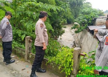 Polsek Siantar Utara Pantau Arus Sungai di Lorong 7 Antisipasi Banjir.