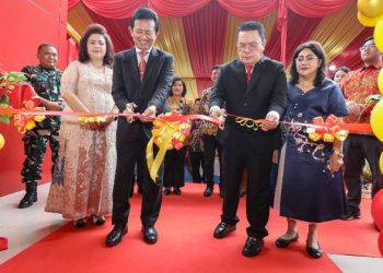 Walikota Pematangsiantar Wesly Silalahi, SH, MKN Mengunting Pita Didampingi Dirut PT Pendidikan Ganesha Operation Sekretariat Melanton Siregar Pertanda Telah Diresmikan.