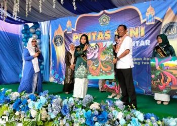 Wakil Ketua DPRD Pematangsiantar Ir. Daud Simanjuntak, MM Menerima Lukisan dari Sekolah MTsn.