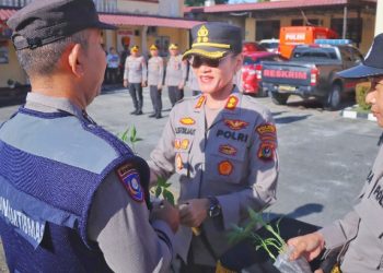 Dukung Ketapang, Kapolres Pematangsianțar Berikan Bantuan Bibit Cabe & Terong kepada Bhabinkamtibmas.