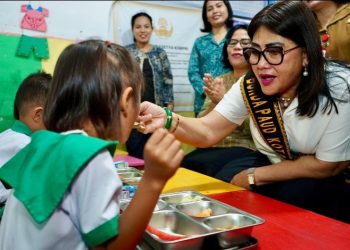 Ketua TP PKK Kota Pematangsiantar Ny Liswati Wesly Silalahi Kunjung Sekolah PAUD-SAB di Kecamatan Siantar Marihat.
