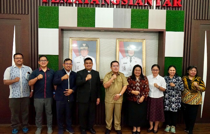 Wali Kota Pematangsiantar Wesly Silalahi, SH, MKn Terima Audiensi Ephorus GKPS Pdt Jhon Christian Saragih, STh, MSc & Panitia Konser Harmoni 30 Tahun Internasionalisasi United Evangelical Mission (UEM).