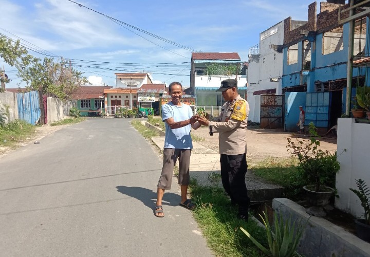 Bhabinkamtibmas Polsek Siantar Timur Salurkan Bantuan Bibit Cabe & Terong kepada Warga Binaan.