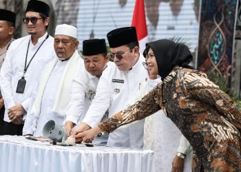 Walikota Pematangsiantar Wezly Silalahi, SH, MKn & Wakil Walikota Herlina Serta Ketua DPRD Kota Pematangsiantar Timbul Marganda Lingga, SH Juga Panitia Menekan Tombol Tanda Telah di Buka MTQ Yang Ke - 58.