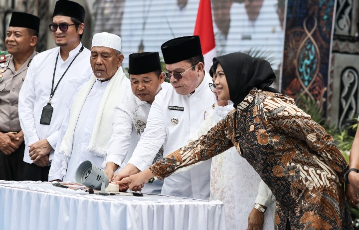 Walikota Pematangsiantar Wezly Silalahi, SH, MKn & Wakil Walikota Herlina Serta Ketua DPRD Kota Pematangsiantar Timbul Marganda Lingga, SH Juga Panitia Menekan Tombol Tanda Telah di Buka MTQ Yang Ke - 58.