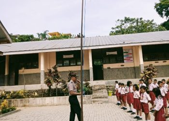 Sampaikan Himbauan Kamtimas, Bhabinkamtibmas Polsek Siantar Marihat Sambang di UPTD SD Negri 122373 Jalan Nembos.