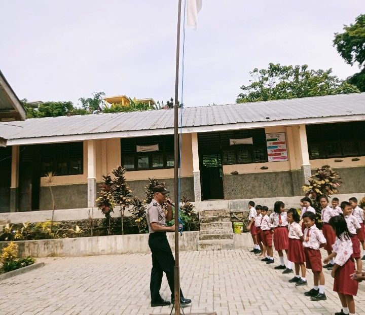 Sampaikan Himbauan Kamtimas, Bhabinkamtibmas Polsek Siantar Marihat Sambang di UPTD SD Negri 122373 Jalan Nembos.