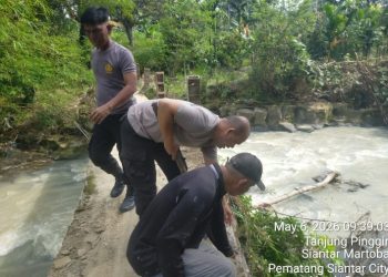 Polsek Sianțar Martoba Bantu Pembuatan Tiang Pengaman Jembatan Penghubung di Jalan Rindung.