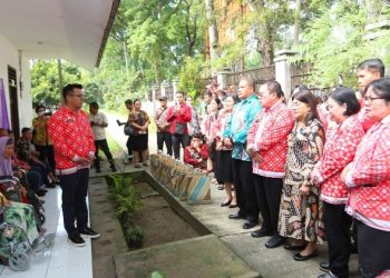 Wali Kota Pematangsiantar Wesly Silalahi, SH, MKn & Panitia Paskah ASN Pemko Pematangsiantar Bakti Sosial Dengan Memberikan Bantuan Ke Panti Sosial Tuna Rungu, Wicara Serta Lansia di UPT Pelayanan Sosial Pematangsiantar Dinas Sosial Provinsi Sumut.
