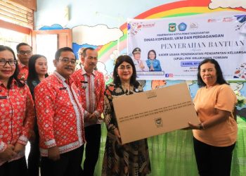 Ketua TP PKK Kota Pematangsiantar Ny Liswati Wesly Silalahi Serahkan Bantuan Peralatan Kepada Para Pelaku UMKM di Kelurahan Tomuan Kecamatan Siantar Timur.