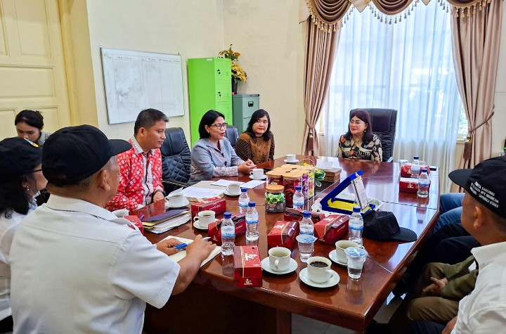 Bunda PAUD Kota Pematangsiantar Ny Liswati Wesly Silalahi Sambut Silaturahmi Sekaligus Audiensi Ketua Majelis Pendidikan Kristen Wilayah (MPKW) Sumut-Aceh dr Rustam Effendy Nainggolan, MM.