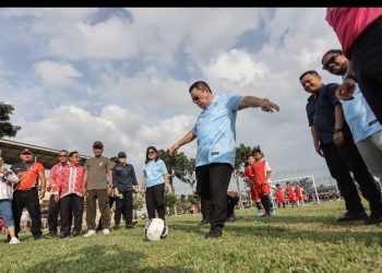Wali Kota Pematangsiantar Wesly Silalahi, SH, MKn & Perwakilan Unsur Forkopimda Melakukan Kick Off Tanda Dimulainya Liga Sepak Bola Usia Dini Kota Pematangsiantar Tahun 2026.