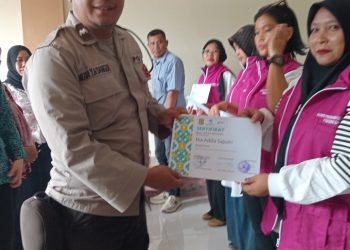 Sampaikan Pesan Kamtibmas, Bhabinkamtibmas Polsek Siantar Martoba Hadiri Penutupan Pelatihan Kader Posyandu.