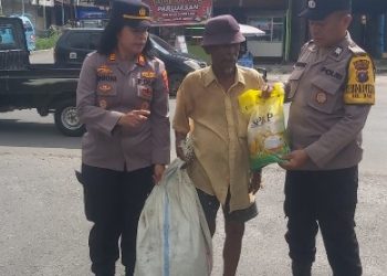 Bentuk Kepedulian, Kapolsek Siantar Utara Berikan Bansos Kepada Warga Membutuhkan.