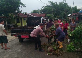 Polsek Siantar Marihat Bersama Tiga Pilar & Warga Gotong Royong di Jalan Negeri Bosar.