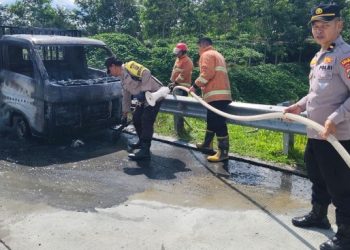 Gerak Cepat Polsek Dolok Batu Nanggar Tangani Kebakaran Mobil di Tol Sinaksak, Arus Lalu Lintas Sempat Ditutup.