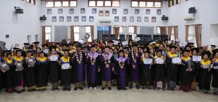 Wali Kota Pematangsiantar Wesly Silalahi, SH, MKn Hadiri Acara Wisuda Lansia.