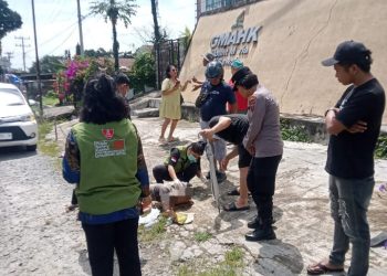 Kapolsek Siantar Marihat Respon Cepat Cek & Evakuasi Warga Diduga ODGJ Tergeletak Lemas di Jalan Parapat KM 6.