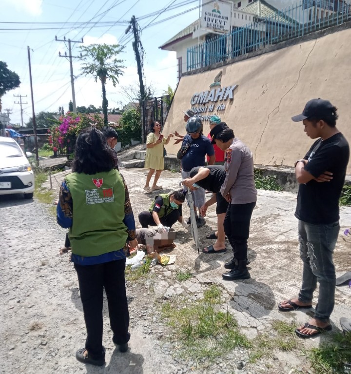 Kapolsek Siantar Marihat Respon Cepat Cek & Evakuasi Warga Diduga ODGJ Tergeletak Lemas di Jalan Parapat KM 6.