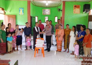 Kapolsek Bosar Maligas Salurkan Bansos Kepada Jemaat GKPI, Wujud Nyata Polri Hadir & Peduli Masyarakat.