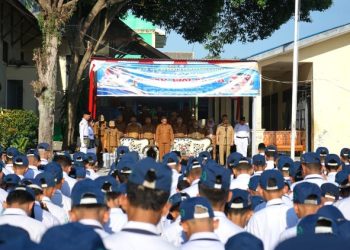 Wali Kota Pematangsiantar Wesly Silalahi, SH, MKn Menjadi pembina upacara di UPTD SMP Negeri 4.