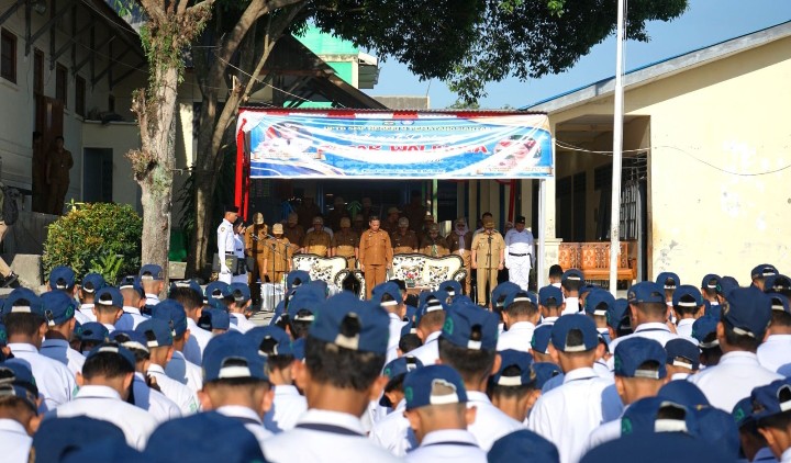 Wali Kota Pematangsiantar Wesly Silalahi, SH, MKn Menjadi pembina upacara di UPTD SMP Negeri 4.