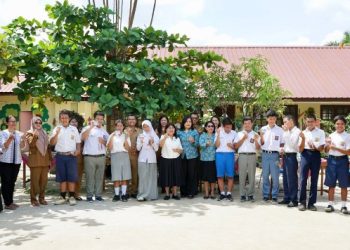 Ketua TP PKK Sekaligus Bunda PAUD Kota Pematangsiantar Ny Liswati Wesly Silalahi Serahkan KTP Elektronik & Kartu Identitas Anak (KIA) Ke Sejumlah Siswa SLB Negeri Kota Pematangsiantar.