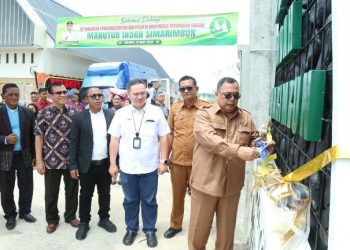 Wali Kota Pematangsiantar Wesly Silalahi, SH, MKn diwakili Asisten Administrasi Umum Setdako Dedy Tunasto Setiawan, SH, MH, Hadiri Acara Akad Massal KPR Subsidi Perumahan Manutur Indah Simarimbun.