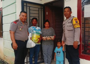 Polri Peduli, Kapolsek Siantar Marihat Salurkan Bantuan kepada Warga Miliki Anak Stunting.