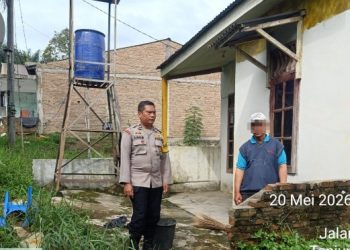 Dukung Ketapang, Bhabinkamtibmas Polsek Siantar Marihat Serahkan Treser Kepada Petani Binaan.