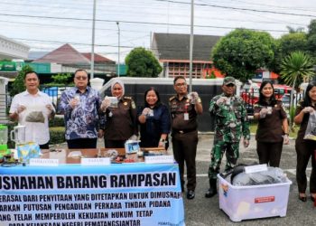 Wali Kota Pematangsiantar Wesly Silalahi, SH, MKn Diwakili Asisten Administrasi Umum Setdako Hadiri Pemusnahan Barang Bukti Dari Puluhan Perkara Tindak Pidana Yang Telah Inkracht di Kejari Pematangsiantar.