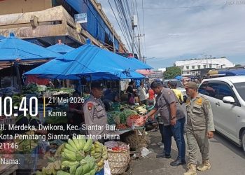 Polsek Sianțar Barat Himbau Bongkar Barang Dagangan di Jalan Merdeka.
