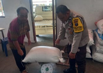 Polsek Siantar Marihat Dampingi Petani Binaan Jual jagung Ke Bulog.