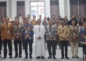 Wakil Ketua DPRD Kota Pematangsiantar Ir. Daud Simanjuntak, MM Foto Bersama Dengan Panitia Yang di Kukuhkan.