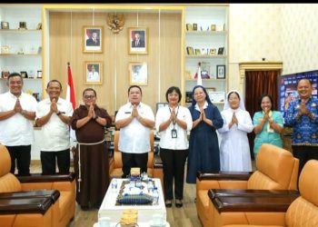 Wakil Ketua DPRD Kota Pematangsintar Ir. Daud Simanjuntak, MM Foto Bersama Dengan Walikota Pematangsintar Wesly Silalahi, SH, MKn Saat Mendampingi Yayasan RS. Harapan Audensi Dengan Walikota.