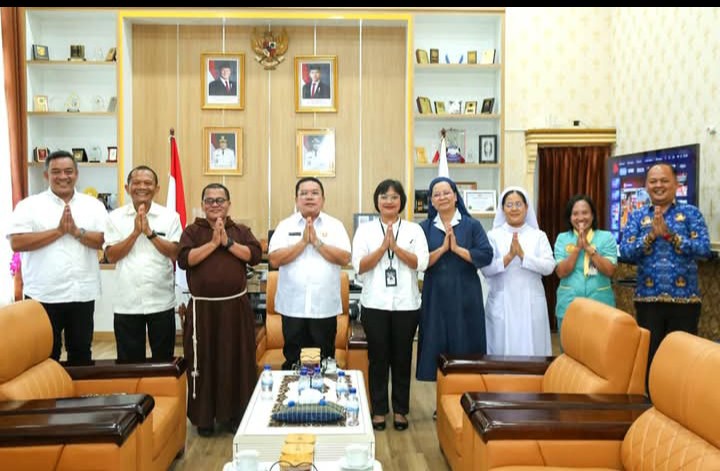 Wakil Ketua DPRD Kota Pematangsintar Ir. Daud Simanjuntak, MM Foto Bersama Dengan Walikota Pematangsintar Wesly Silalahi, SH, MKn Saat Mendampingi Yayasan RS. Harapan Audensi Dengan Walikota.