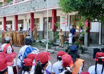 Wali Kota Pematangsiantar Wesly Silalahi, SH, MKn Menjadi Pembina Upacara di Sekolahnya Dulu, UPTD SD Negeri 122353 di Jalan Sisingamangaraja Kelurahan Kahean Kecamatan Siantar Utara.