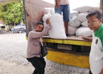 Kapolsek Siantar Marihat Dampingi Penjualan Jagung Petani Binaannya ke Bulog.
