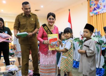 Bunda PAUD Kota Pematangsiantar Ny Liswati Wesly Silalahi Buka Lomba Kreativitas Mewarnai Tingkat PAUD & TK.